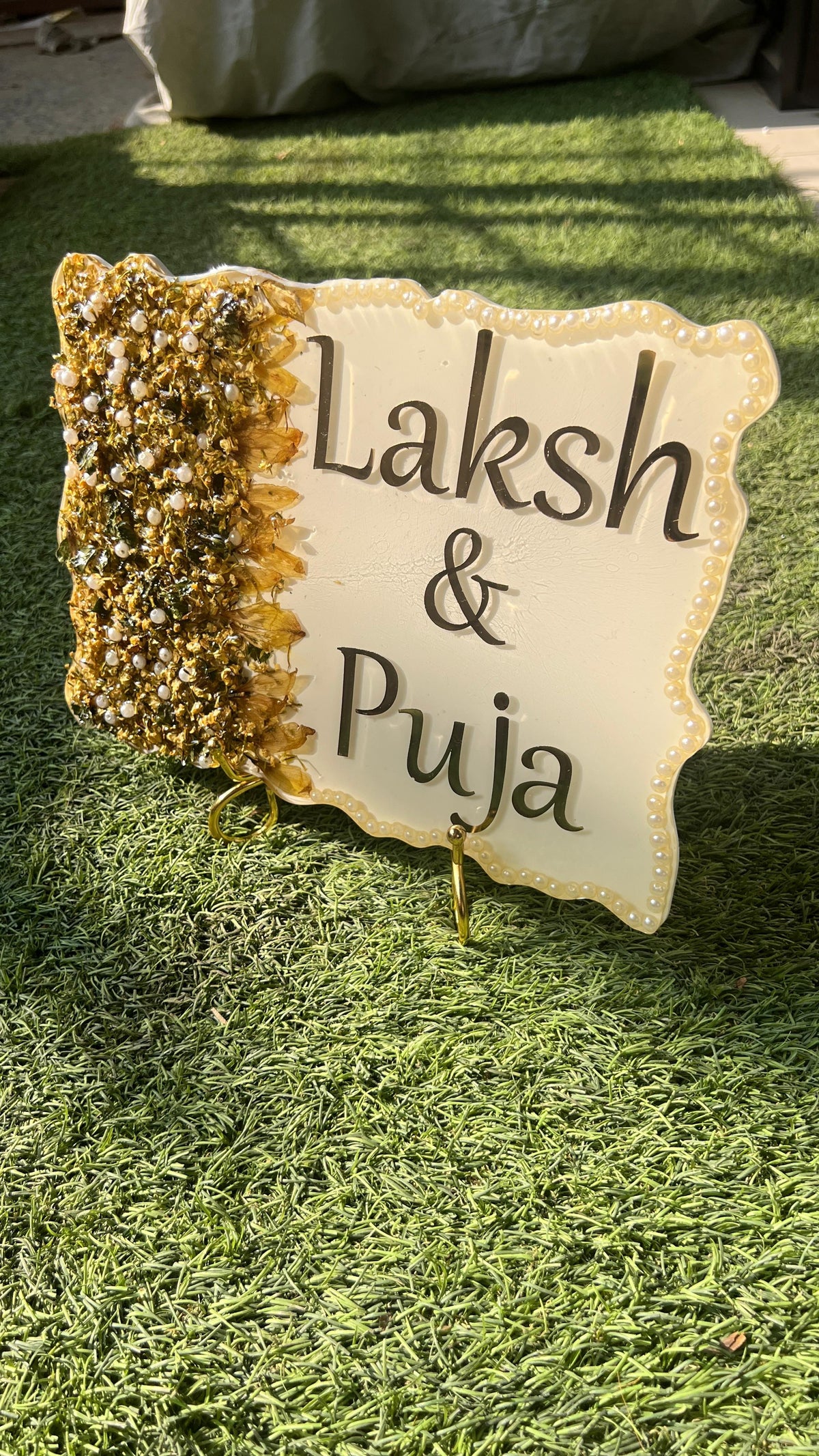 Small varmala name plate with preserved wedding flowers in deep-cast resin, view 4