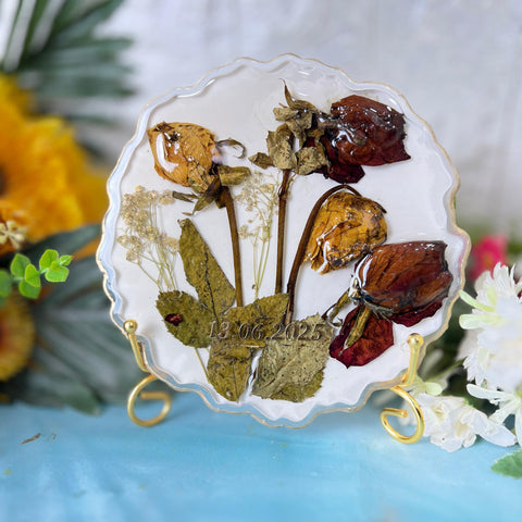 Resin 6inch round curve shape with 4 flowers & white base Flowers Preservation Resin 6inch round curve shape with 4 flowers & white base Flowers Preservation