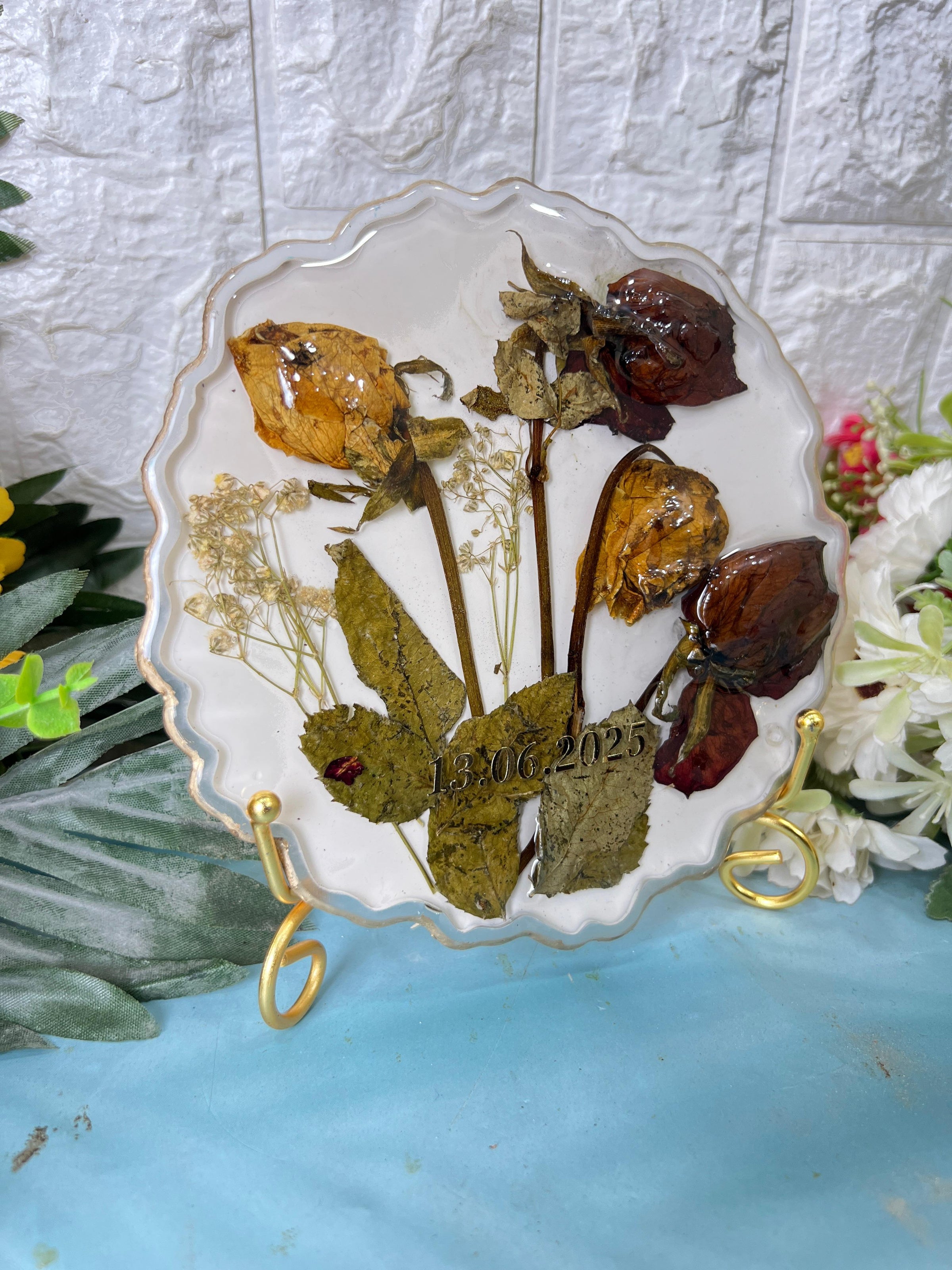 Resin 6inch round curve shape with 4 flowers & white base Flowers Preservation