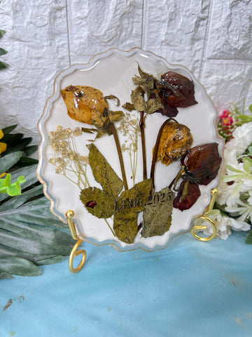 Resin 6inch round curve shape with 4 flowers & white base Flowers Preservation Resin 6inch round curve shape with 4 flowers & white base Flowers Preservation