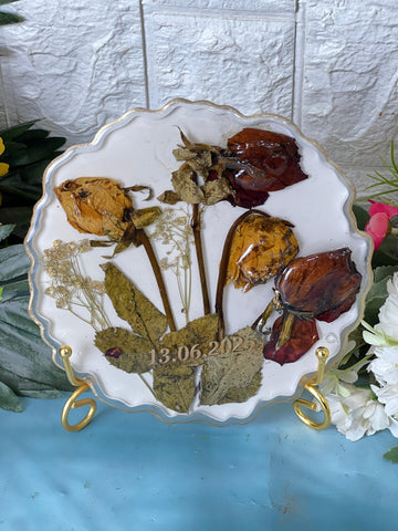 Resin 6inch round curve shape with 4 flowers & white base Flowers Preservation Resin 6inch round curve shape with 4 flowers & white base Flowers Preservation