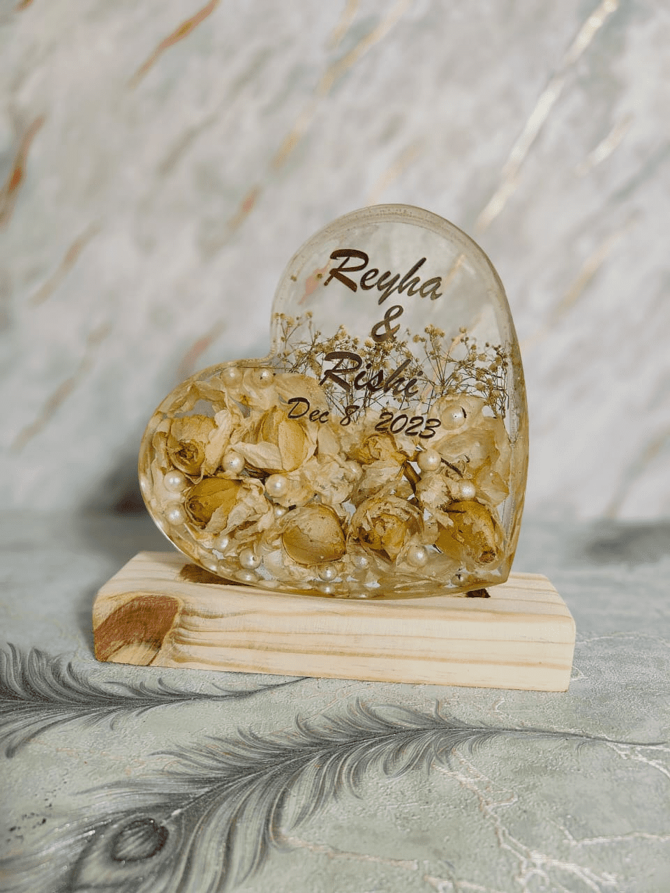Premium Garland Flower Preserved Heart-shaped Resin Lamp (7 Inch)