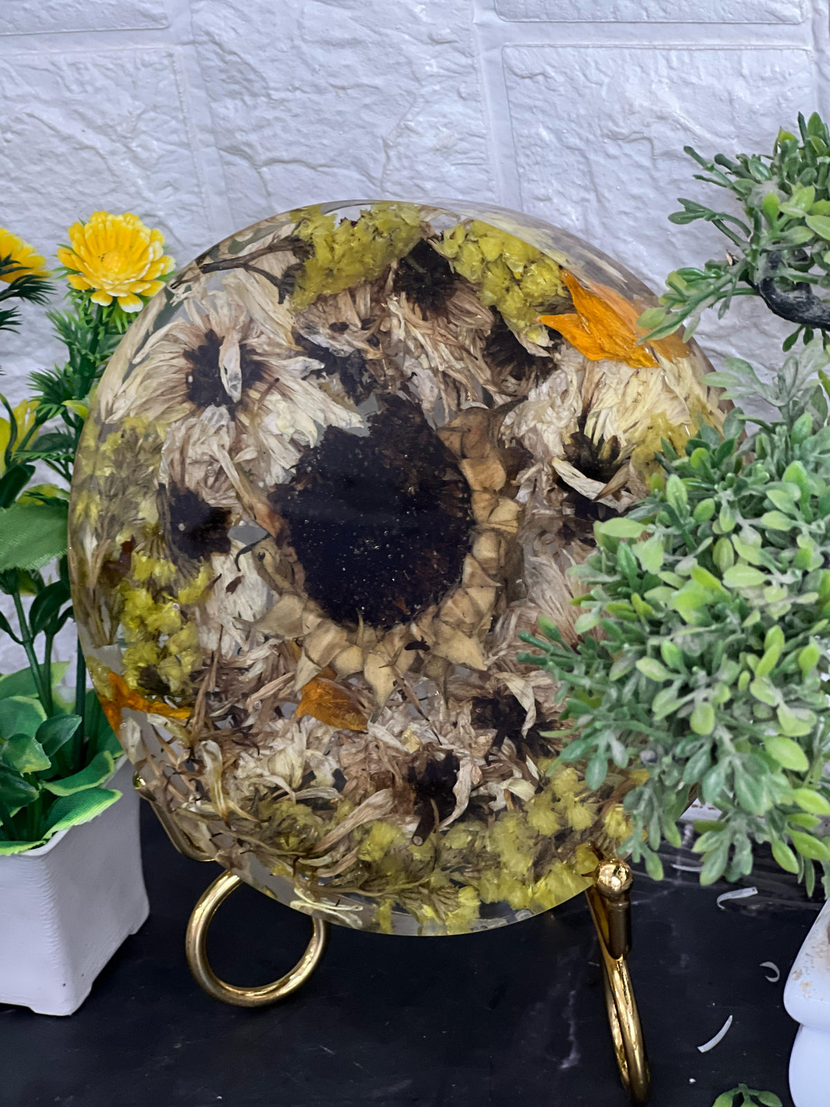 Resin 8inch round 6 inch frame dual side one side sunflower and one side white flowers with metal stand Flowers Preservation