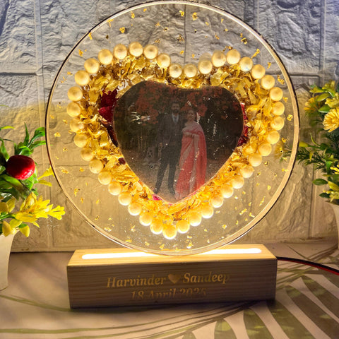 Resin 8inch round with heart shape with couple photo & pearls border with two varmala Preservation Resin 8inch round with heart shape with couple photo & pearls border with two varmala Preservation