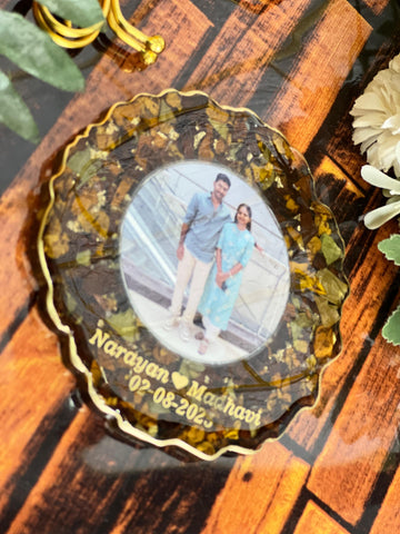 Resin 5inch Curve shape with Couple Photo & Name Date with Metal Stand Flowers Preservation Resin 5inch Curve shape with Couple Photo & Name Date with Metal Stand Flowers Preservation