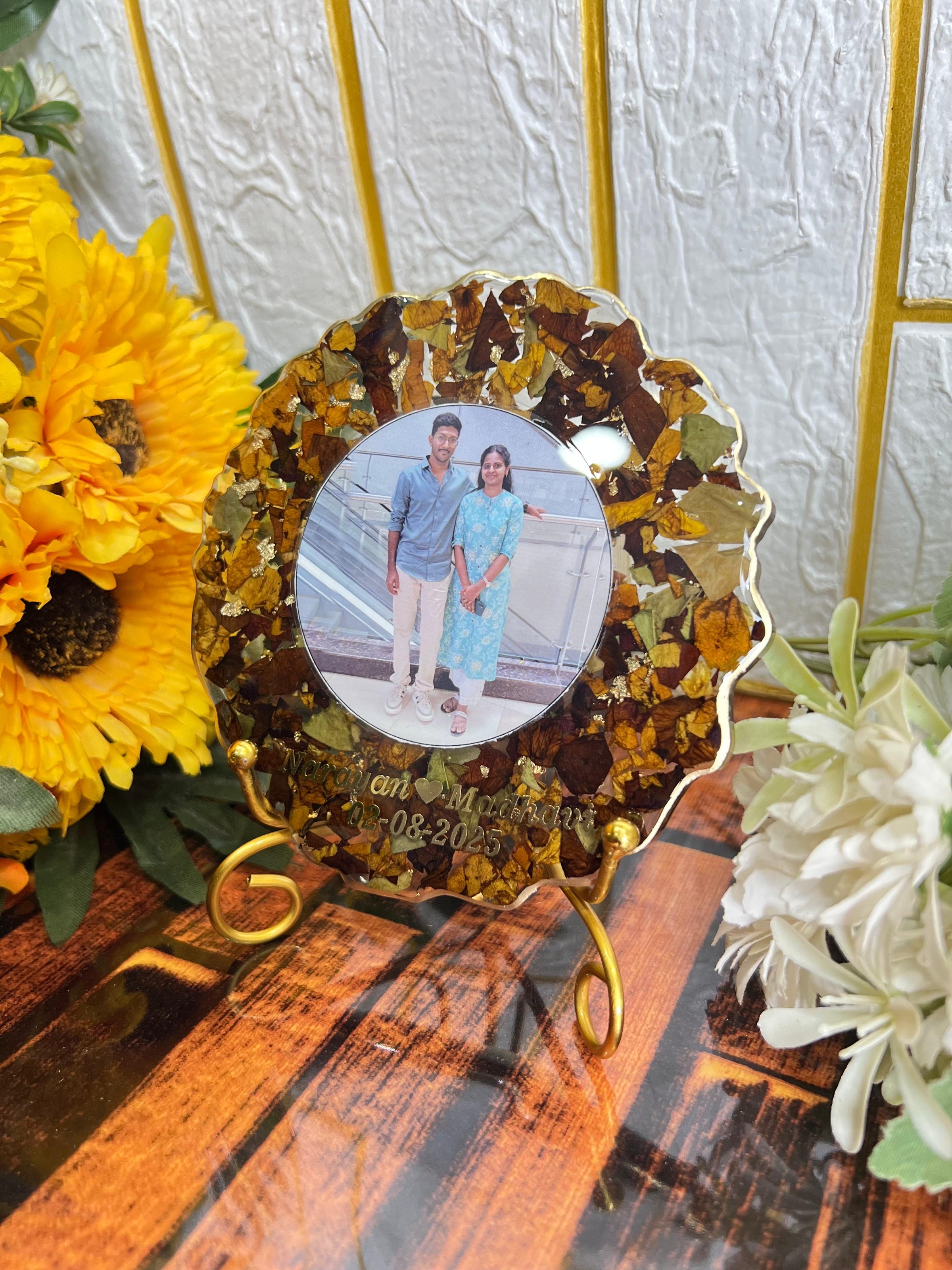 Resin 5inch Curve shape with Couple Photo & Name Date with Metal Stand Flowers Preservation
