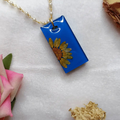 Handmade Resin Pendant With Half Daisy Pearl Handmade Resin Pendant With Half Daisy Pearl