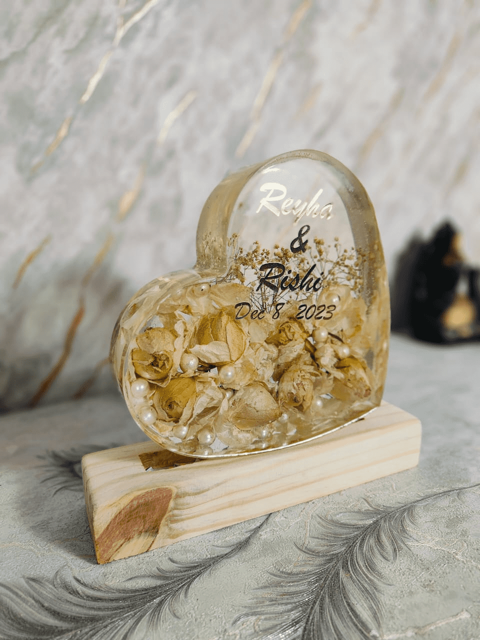Premium Garland Flower Preserved Heart-shaped Resin Lamp (7 Inch)