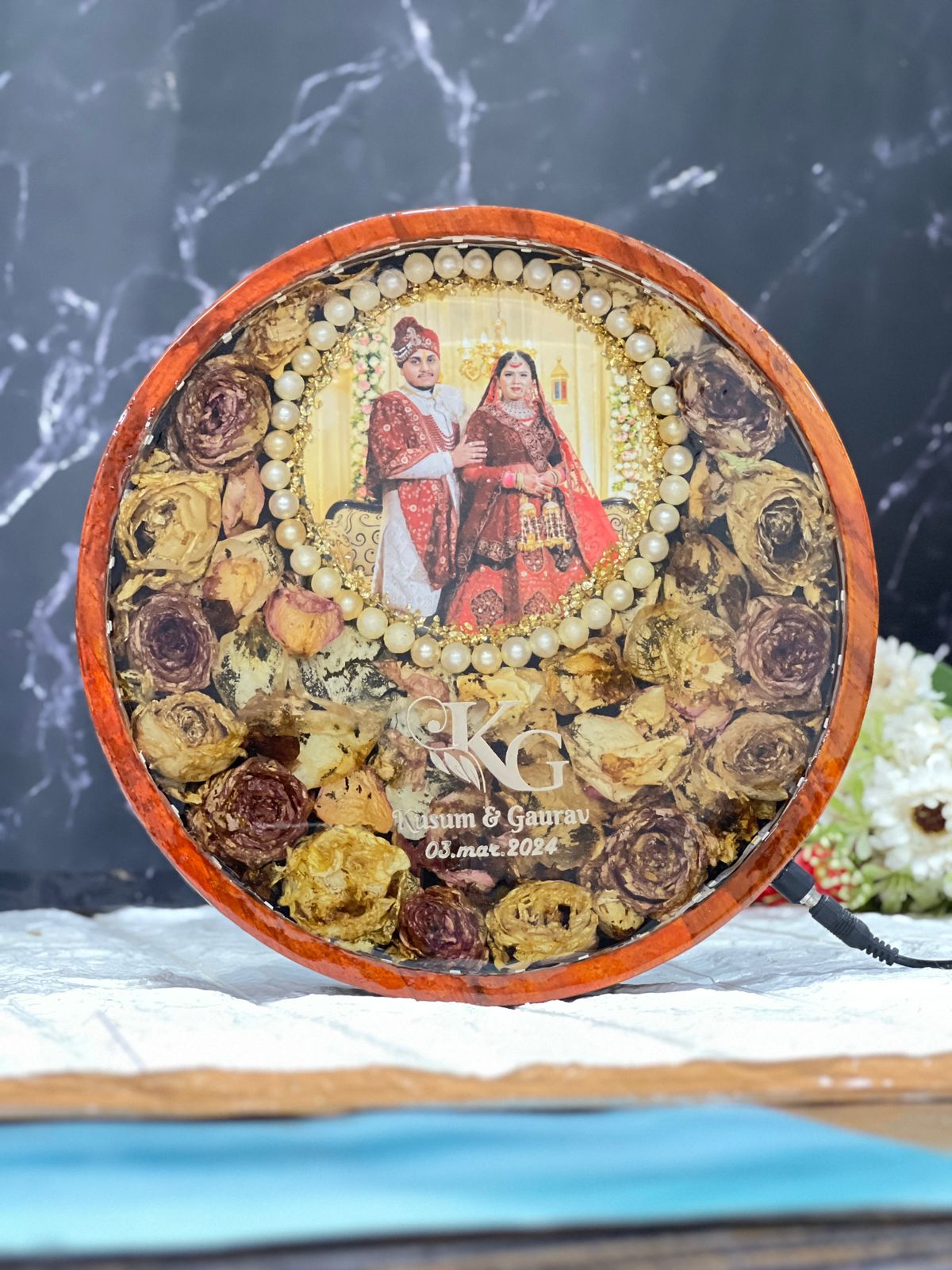Resin  10inch round with Name initial LOGO with name and with couple photo and LED varmala preservation