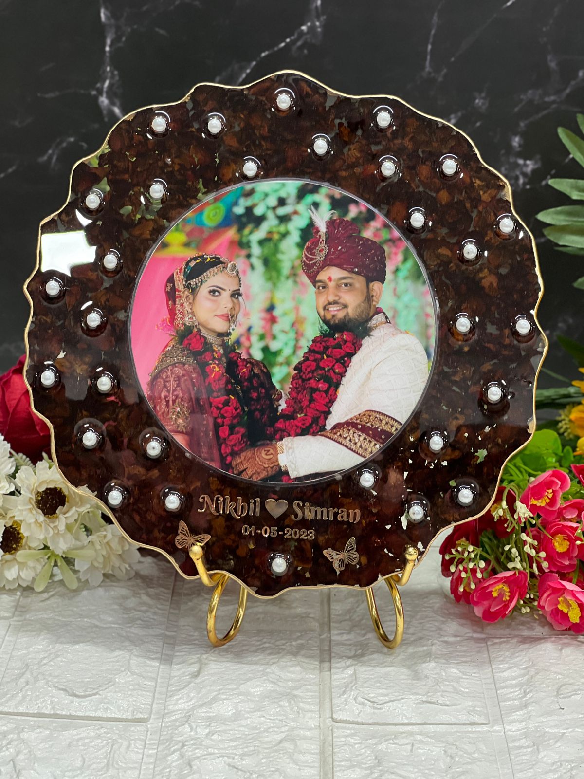 Round shape curve shape with photo and name and date with rose Petals with pearls with metal stand Eternal Epoxy Shaadi Roses Display ( 10inch )