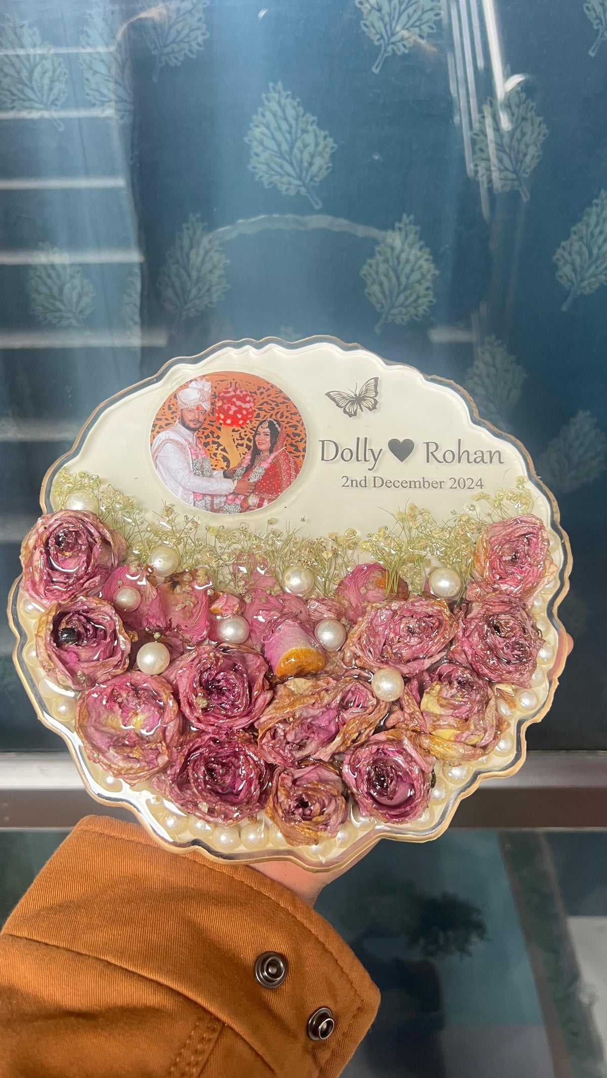 Round Curve Shape Resin Wedding Garland Preservation Frame (8-Inches)