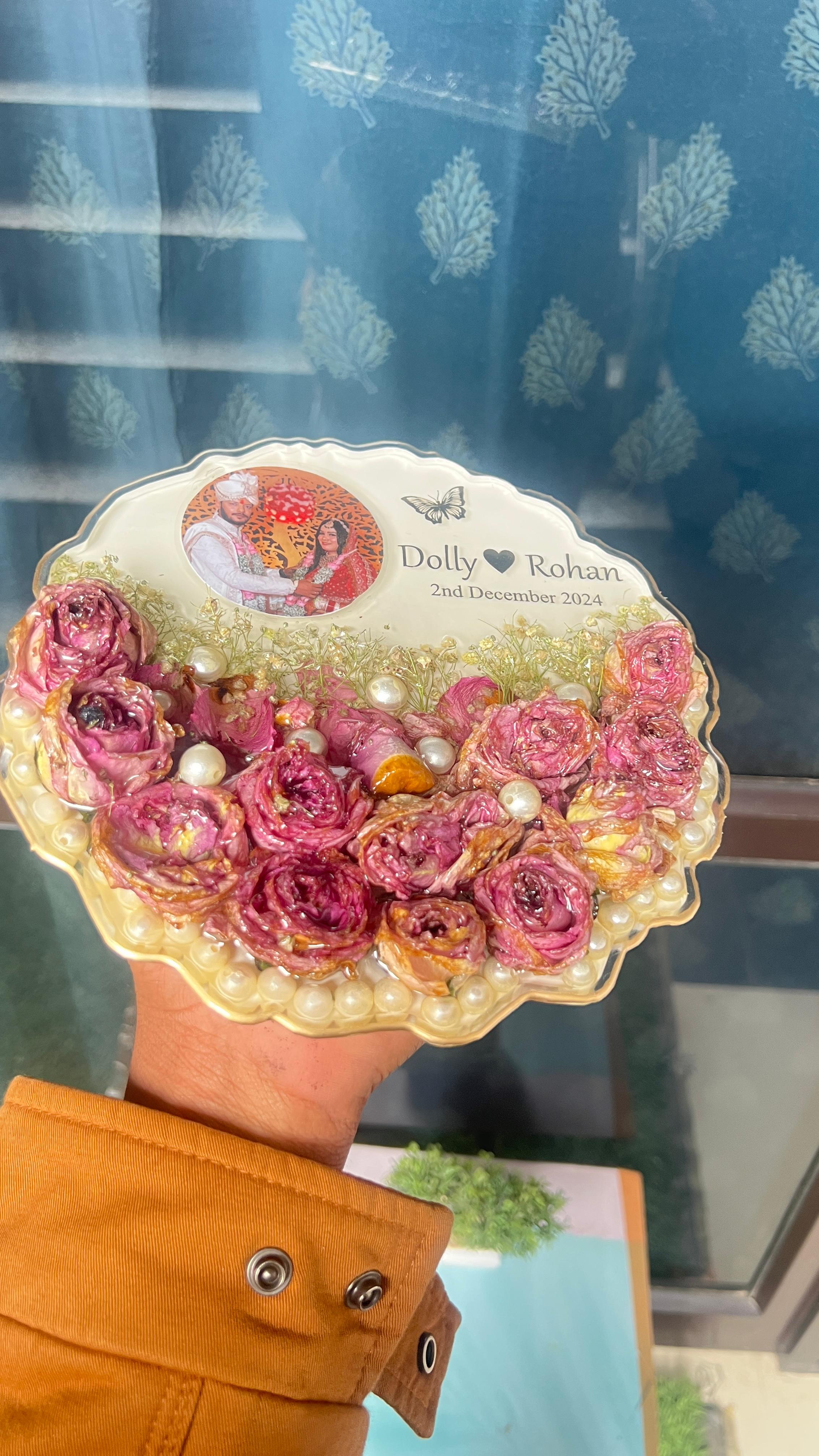 Round Curve Shape Resin Wedding Garland Preservation Frame (8-Inches)