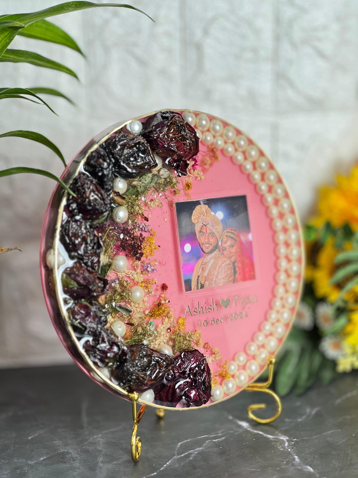 Resin 8inch round Curve shape with Rose flowers and Pearls  border with Couple photo and Name with Metal stand