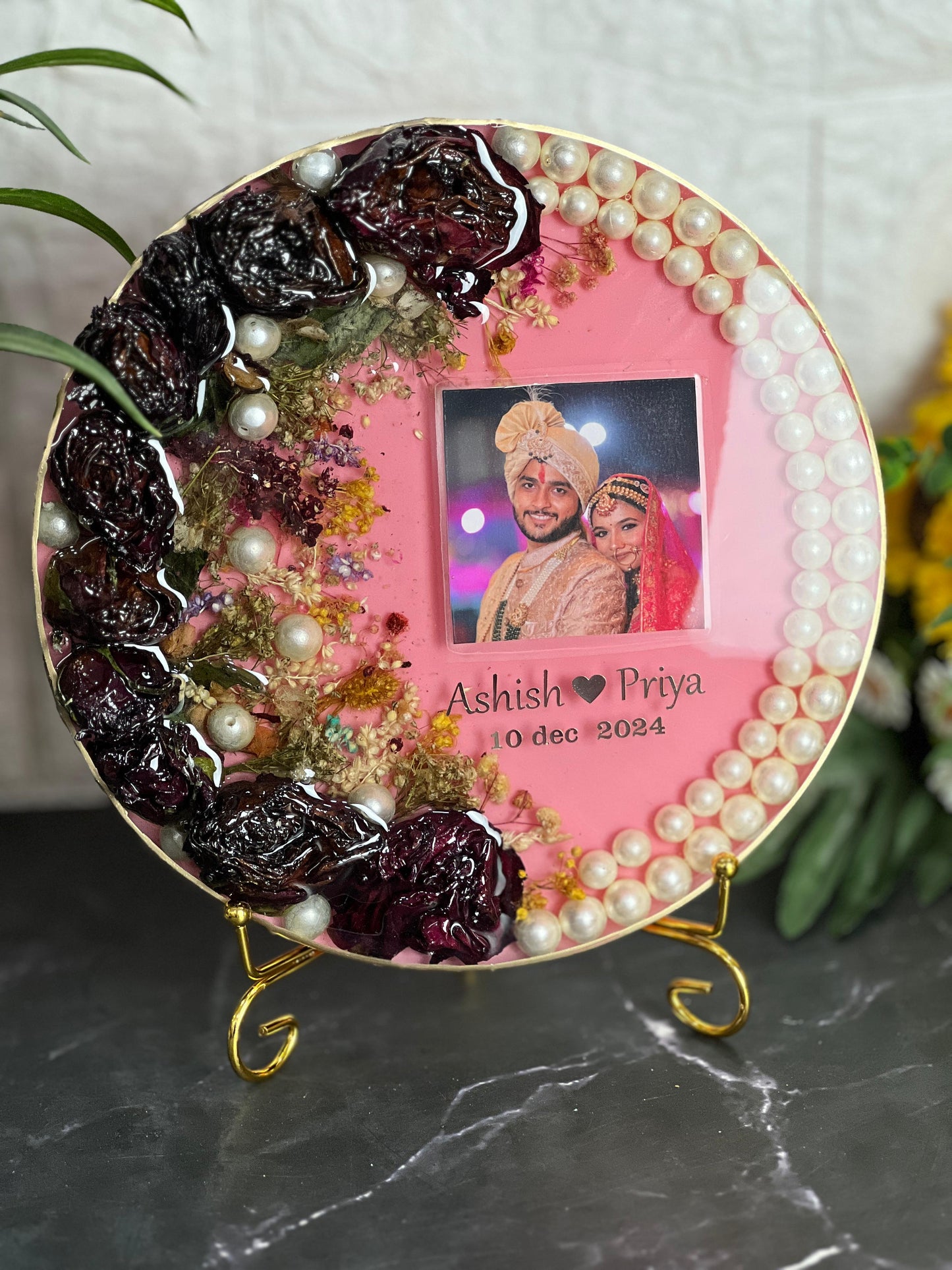 Resin 8inch round Curve shape with Rose flowers and Pearls  border with Couple photo and Name with Metal stand