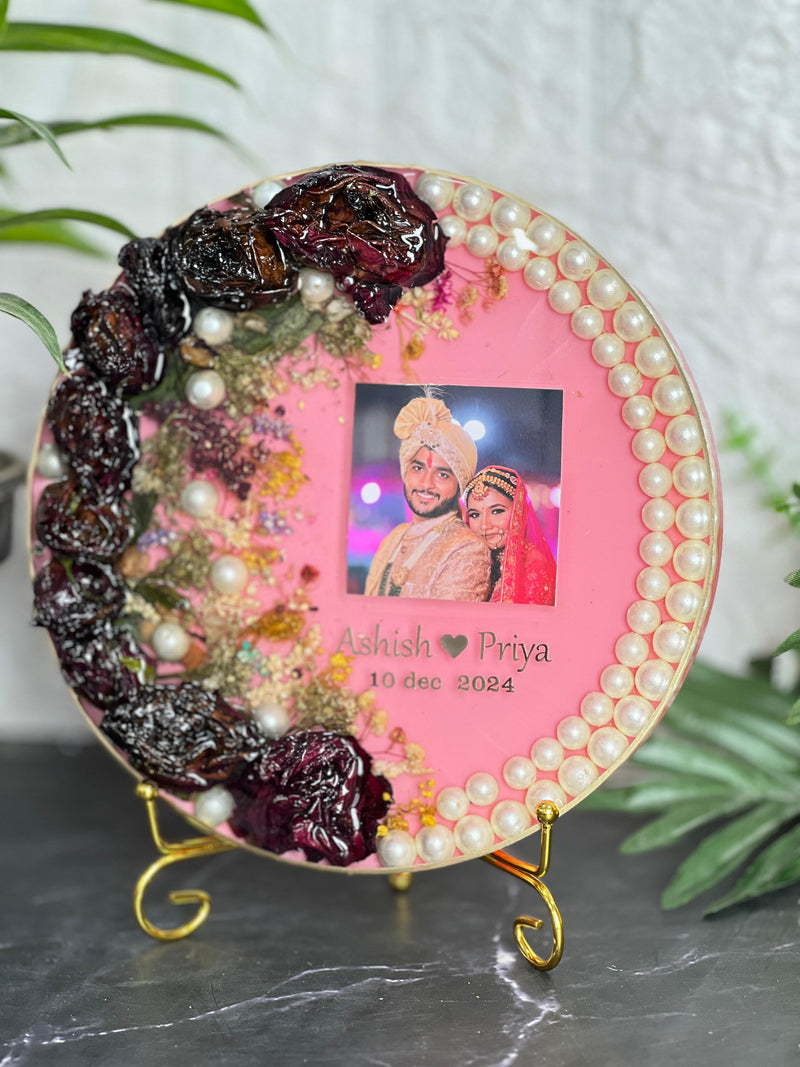 Resin 8inch round Curve shape with Rose flowers and Pearls  border with Couple photo and Name with Metal stand