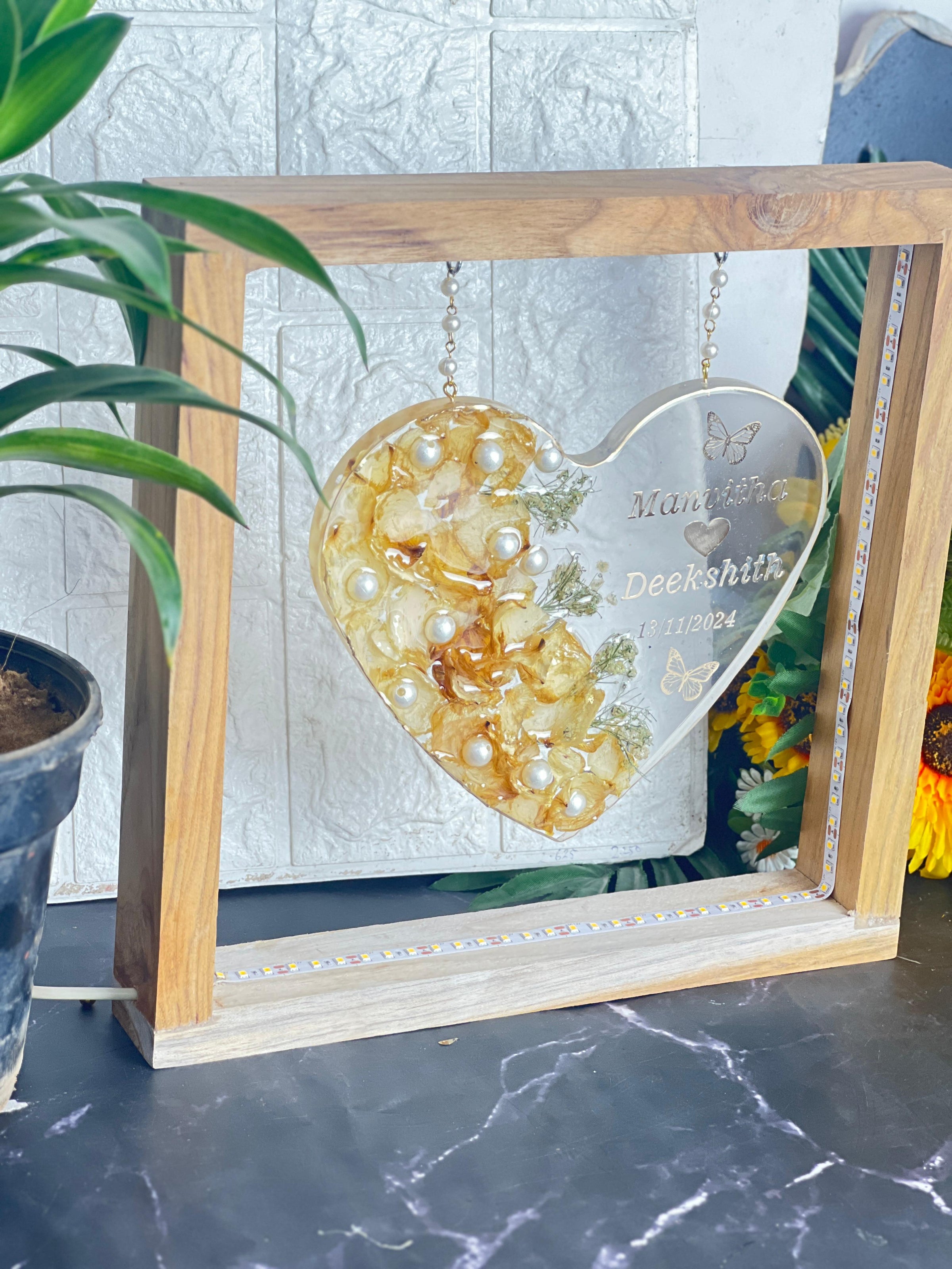 Resin Heart-Shaped Flower Preservation Frame | LED Wooden Stand