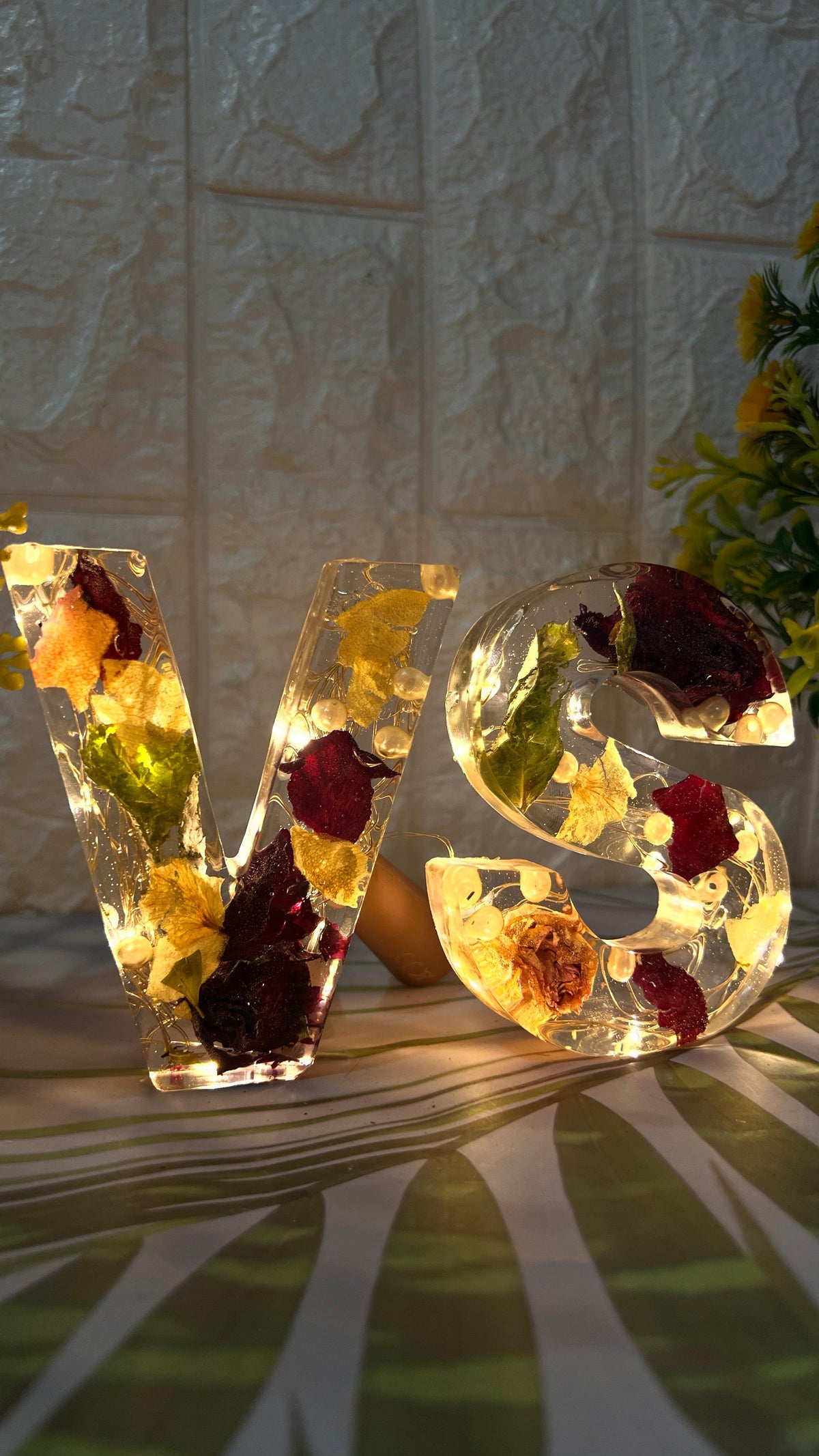 Resin 4 inch name initial Lamp with Qurki Lights with Sing Flowers Round curve shape Flowers & petals Flowers Presaervation