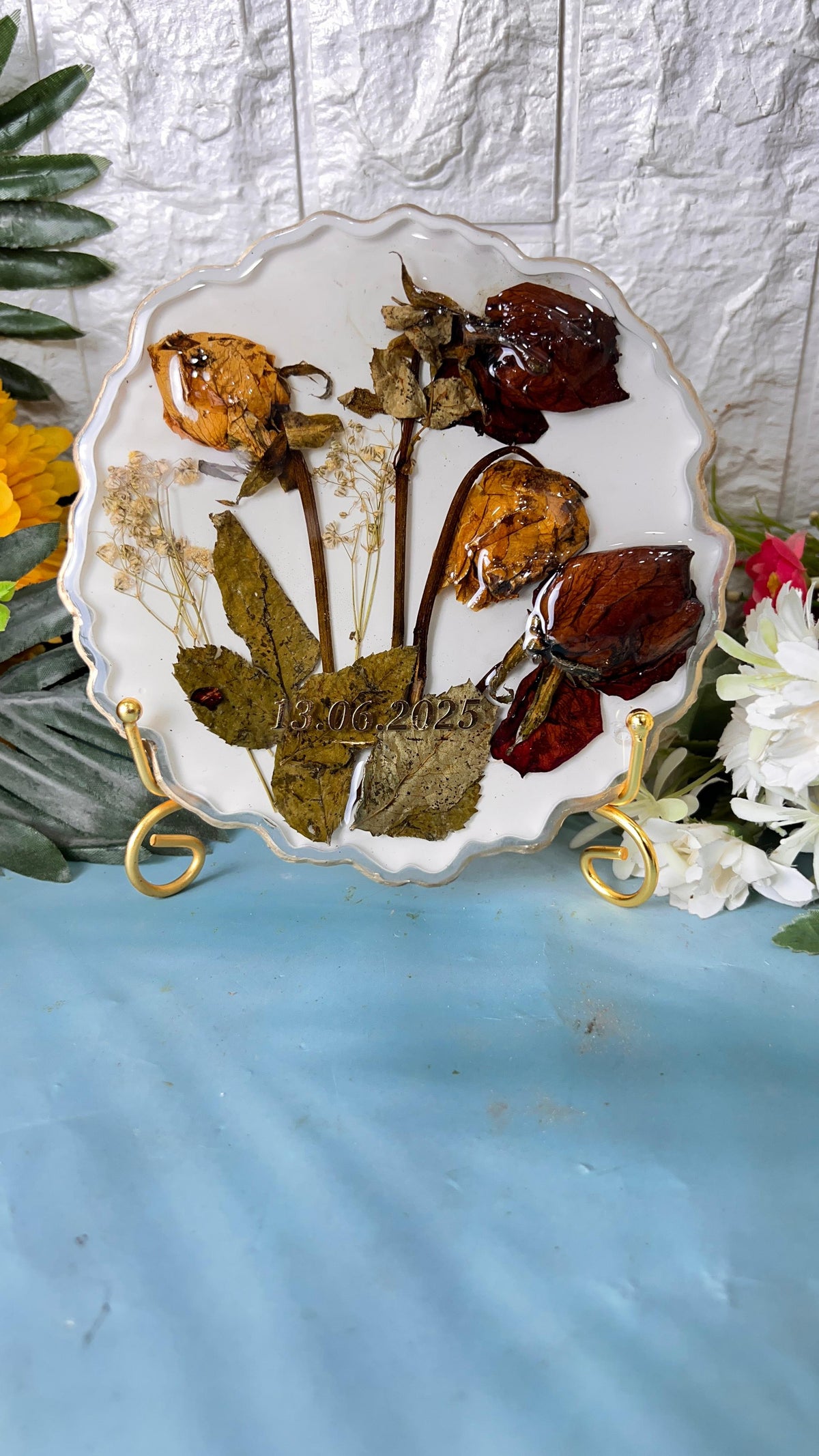 Resin 6inch round curve shape with 4 flowers & white base Flowers Preservation