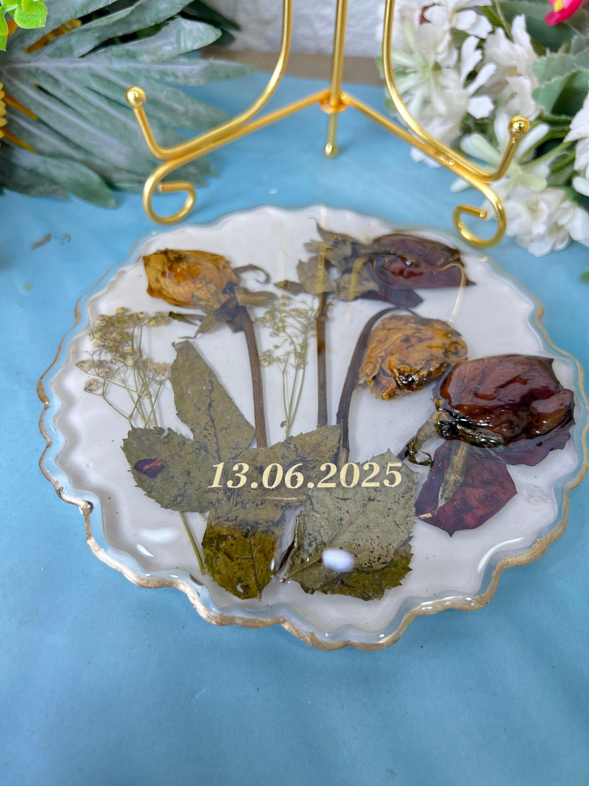 Resin 6inch round curve shape with 4 flowers & white base Flowers Preservation