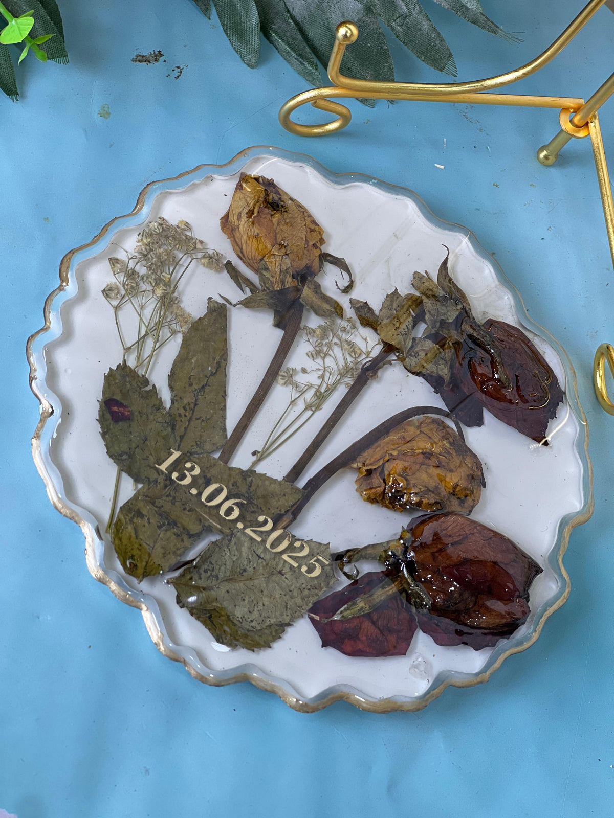 Resin 6inch round curve shape with 4 flowers & white base Flowers Preservation