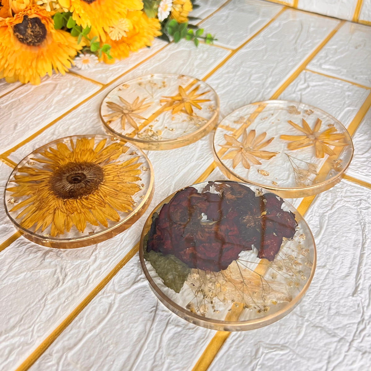 Resin 4 set of Round Coaster with Real Diffrent Flowers with Diffrent Style Flowers Preservation