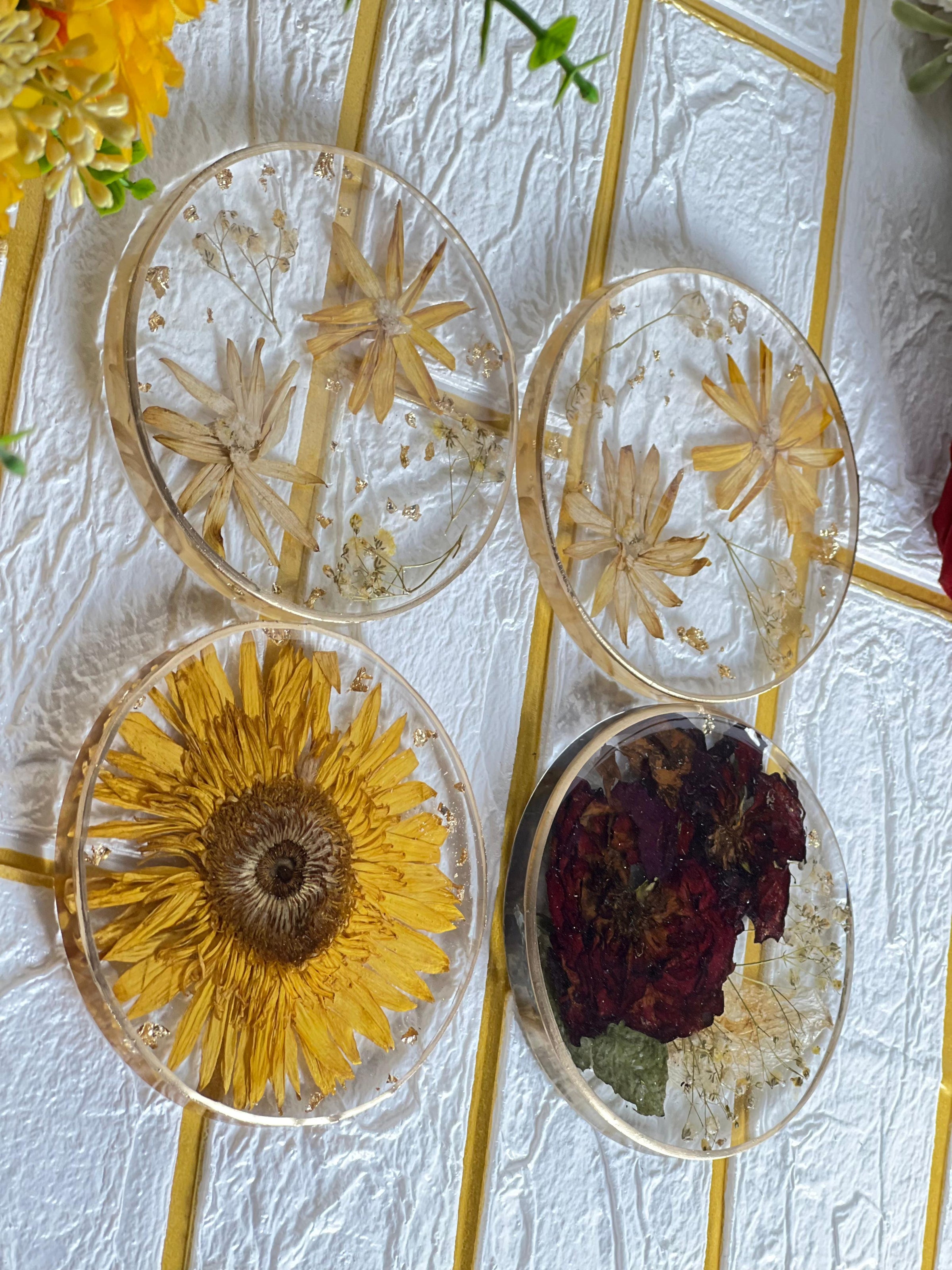Resin 4 set of Round Coaster with Real Diffrent Flowers with Diffrent Style Flowers Preservation