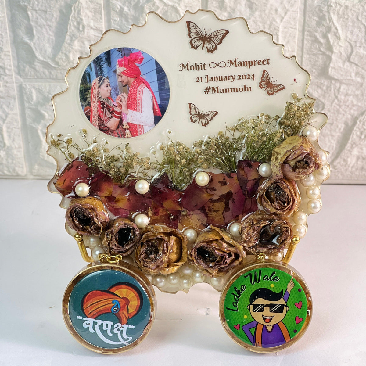 Scalloped round varmala table frame with mini photos