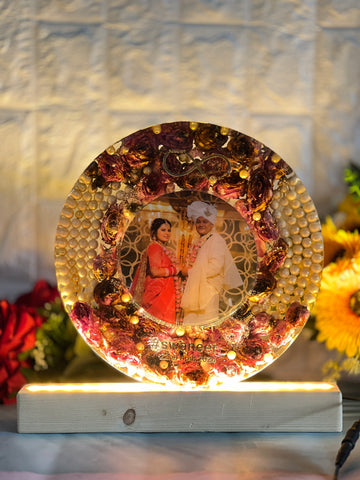 Wedding Rose Flowers Preserved in Round-Shaped Resin Frame with LED Stand