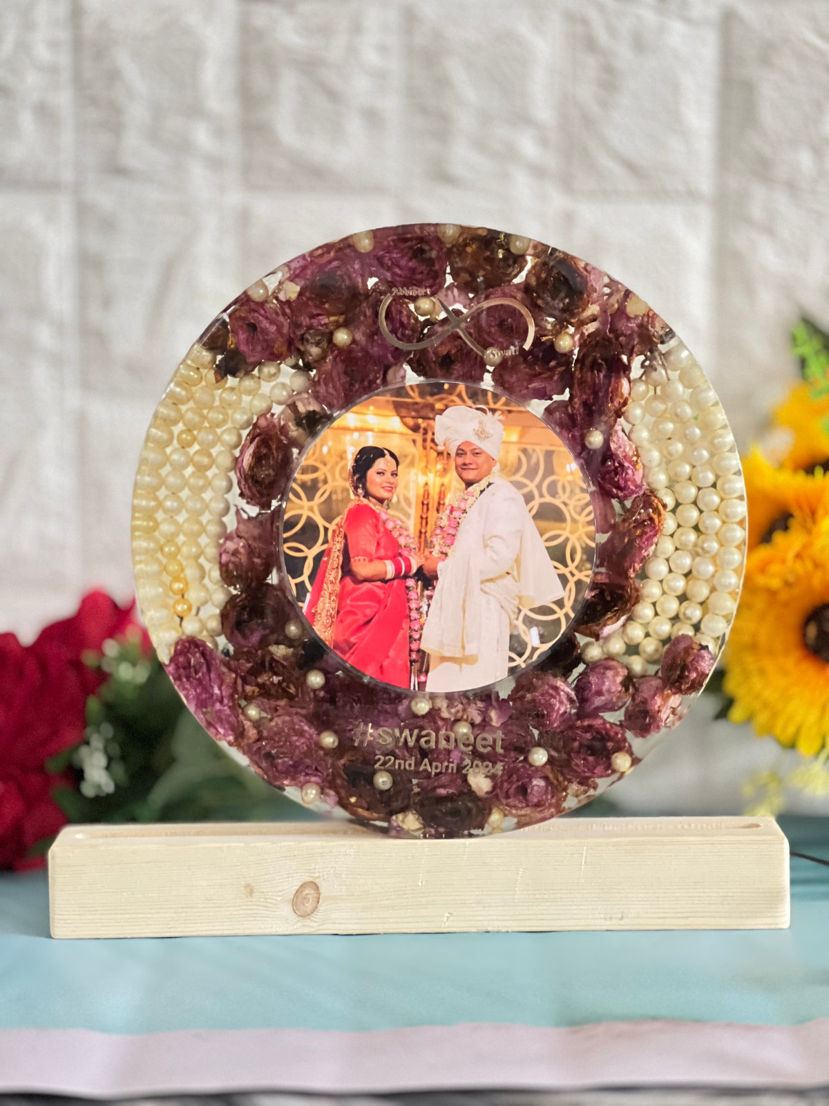 Wedding Rose Flowers Preserved in Round-Shaped Resin Frame with LED Stand