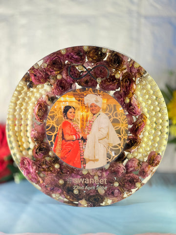 Wedding Rose Flowers Preserved in Round-Shaped Resin Frame with LED Stand