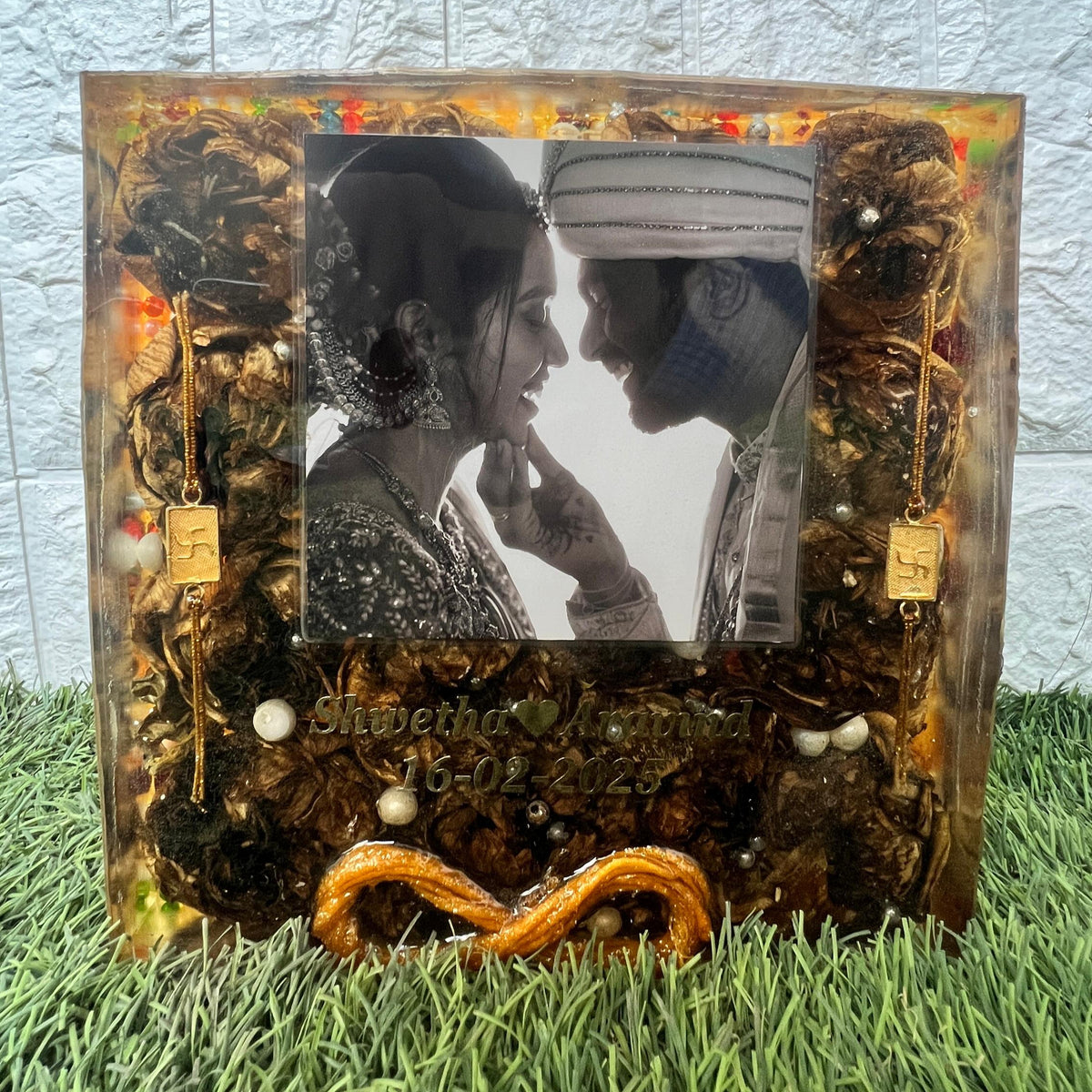 Resin 8inch squre with couple photo & with Louts Flowers Varmala Preservation