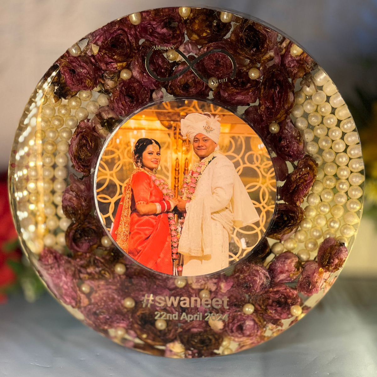 Wedding Rose Flowers Preserved in Round-Shaped Resin Frame with LED Stand