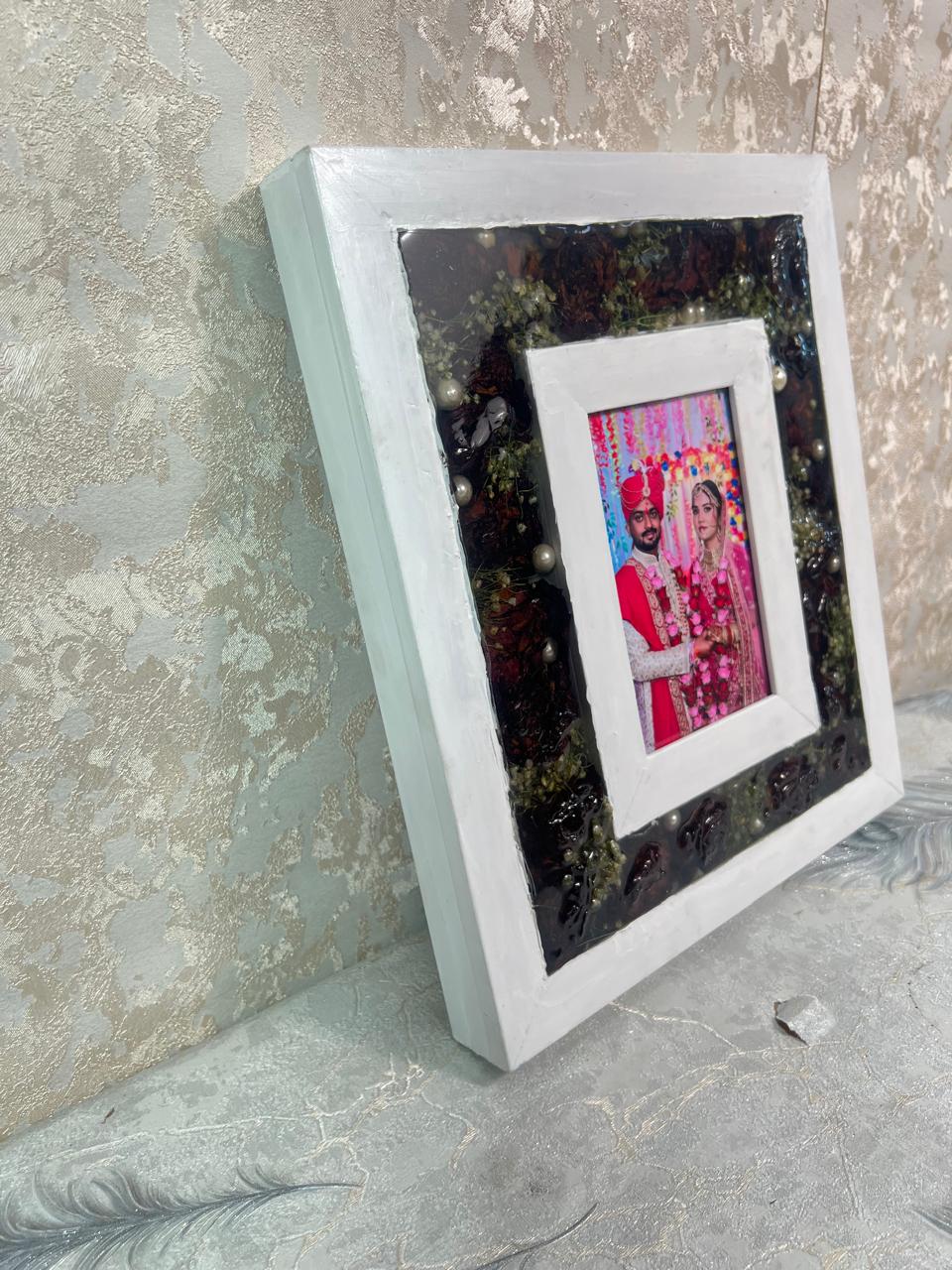 Photo changeable vermala preservation frame with hooks