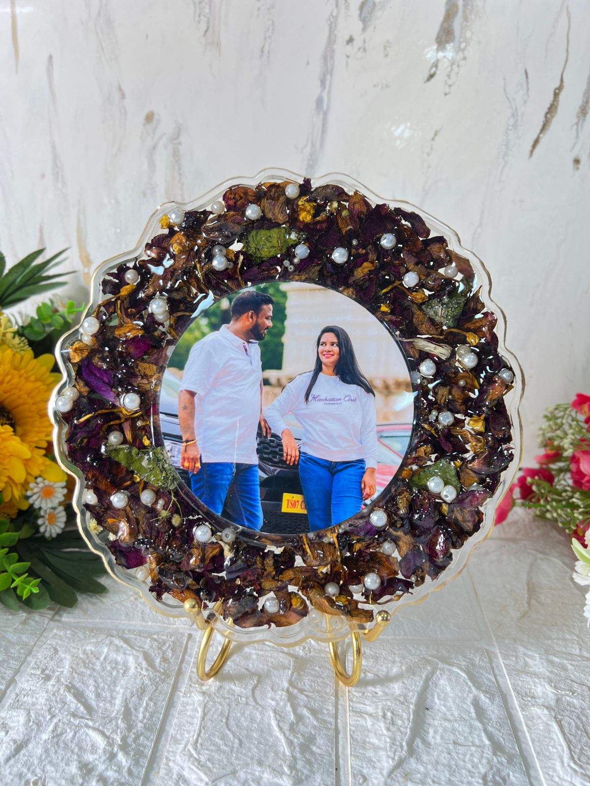 Resin 8inch curve shape with metal stand with couple photo and metal stand with pearl with rad peatles