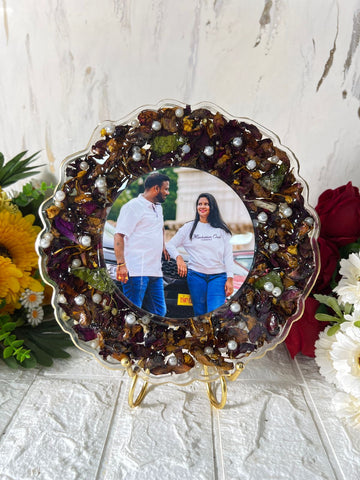 Resin 8inch curve shape with metal stand with couple photo and metal stand with pearl with rad peatles