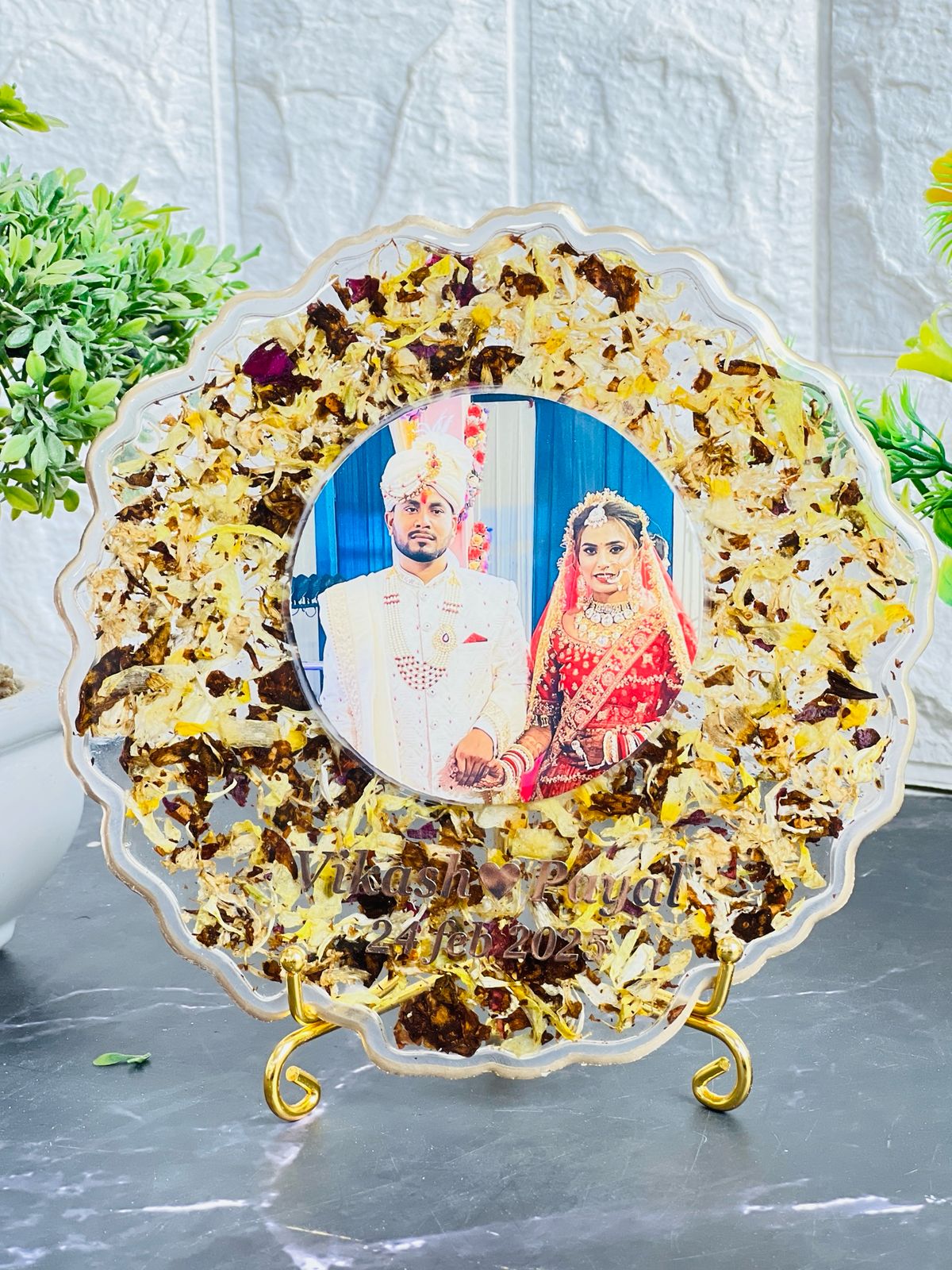 Resin 6inch curve shape with couple photo & name date with metal stand Varmala Preservation