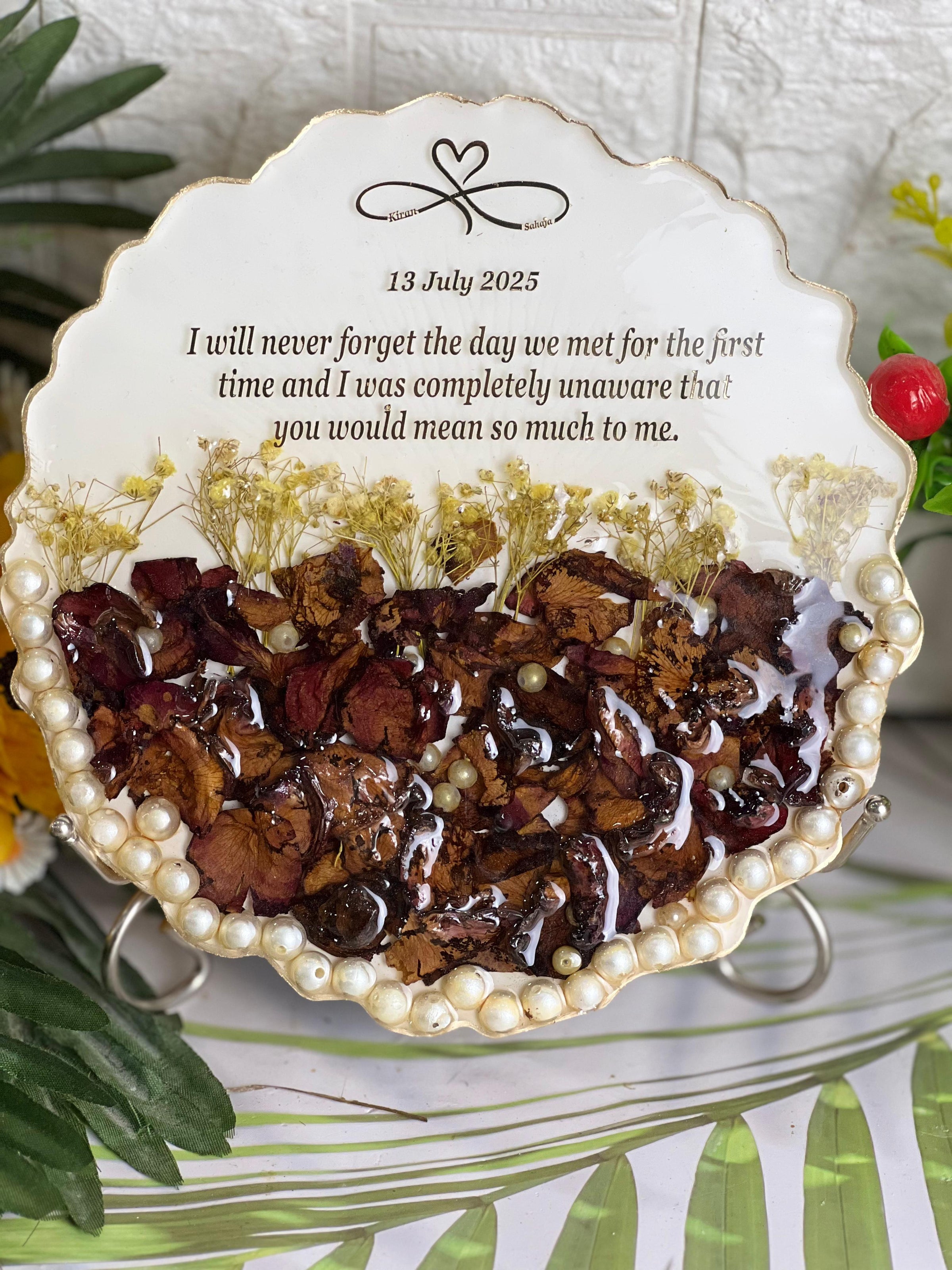 Resin 8inch vurve shape with flowers & pearls border with Content Flowers Preservation