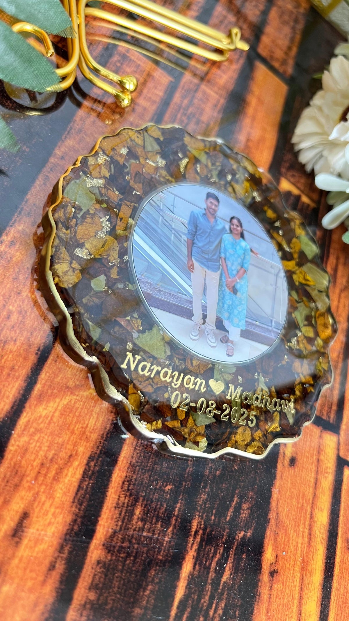 Resin 5inch Curve shape with Couple Photo & Name Date with Metal Stand Flowers Preservation
