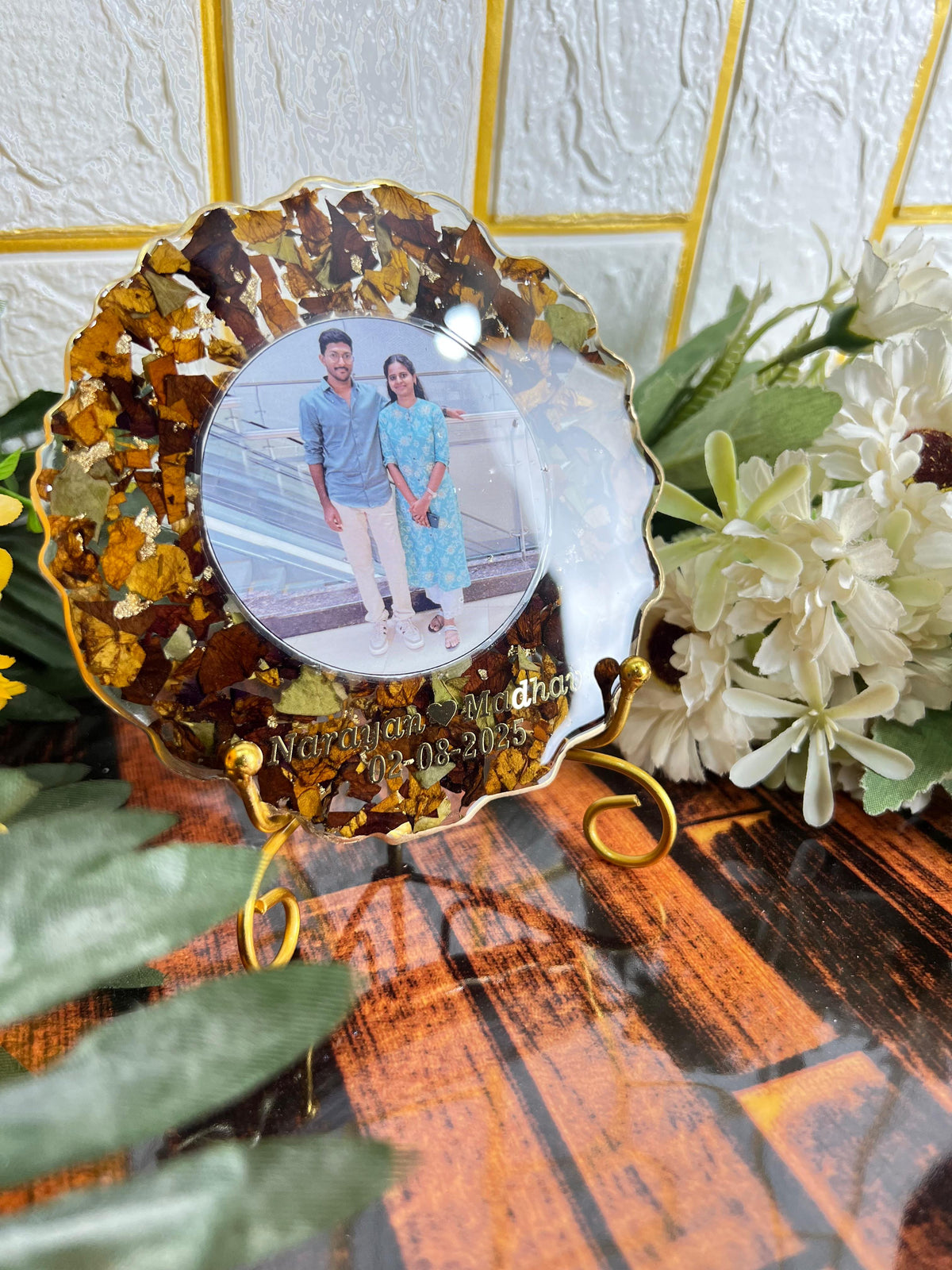 Resin 5inch Curve shape with Couple Photo & Name Date with Metal Stand Flowers Preservation