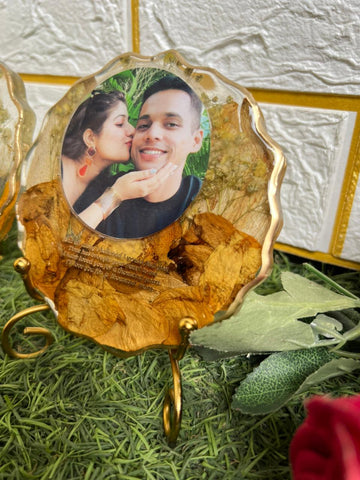 Resin 5inch cureve round Shape with Couple photo & Content with Petals Flowers Preservation