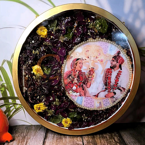 affordable-resin-flower-preservation-photo-frame-round-varmala-preservation