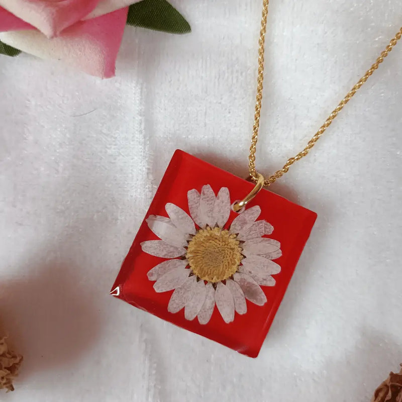 buy Customized Resin Pendant With Preserved Real Daisy Flower