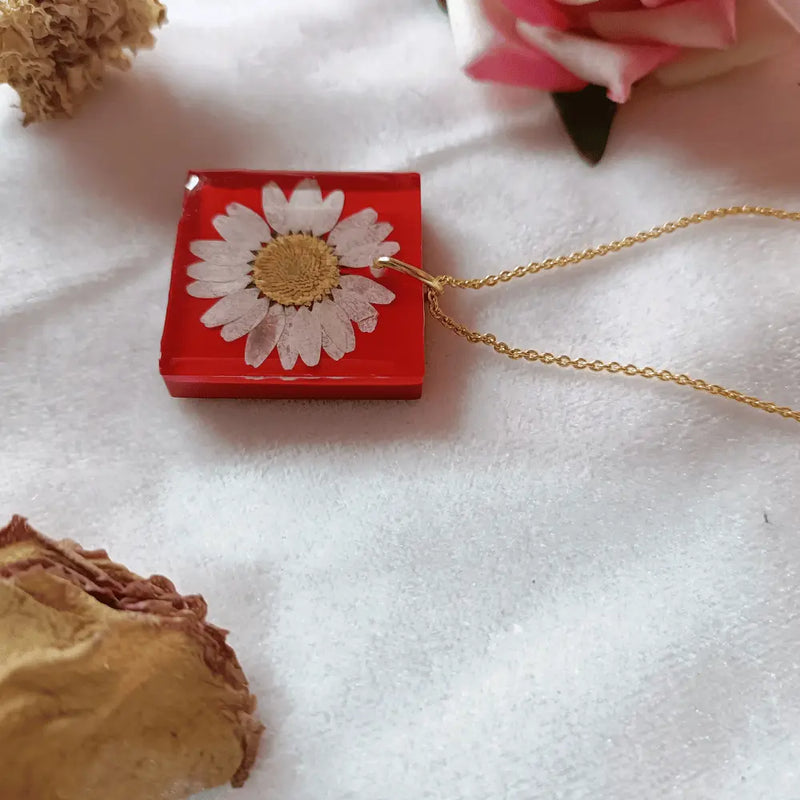 buy Customized Resin Pendant With Preserved Daisy Flower