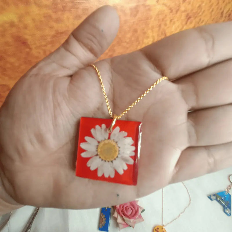 handmade Customized Resin Pendant With Preserved Real Daisy Flower