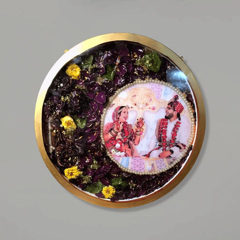 varmala-flower-preservation-photo-frame-round-in-a-resin-frame
