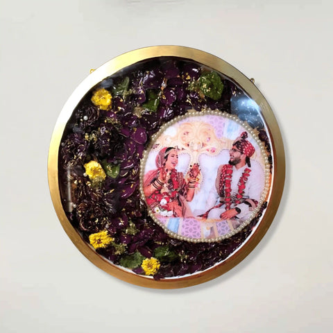 varmala-flower-preservation-photo-frame-round-in-a-resin-frame