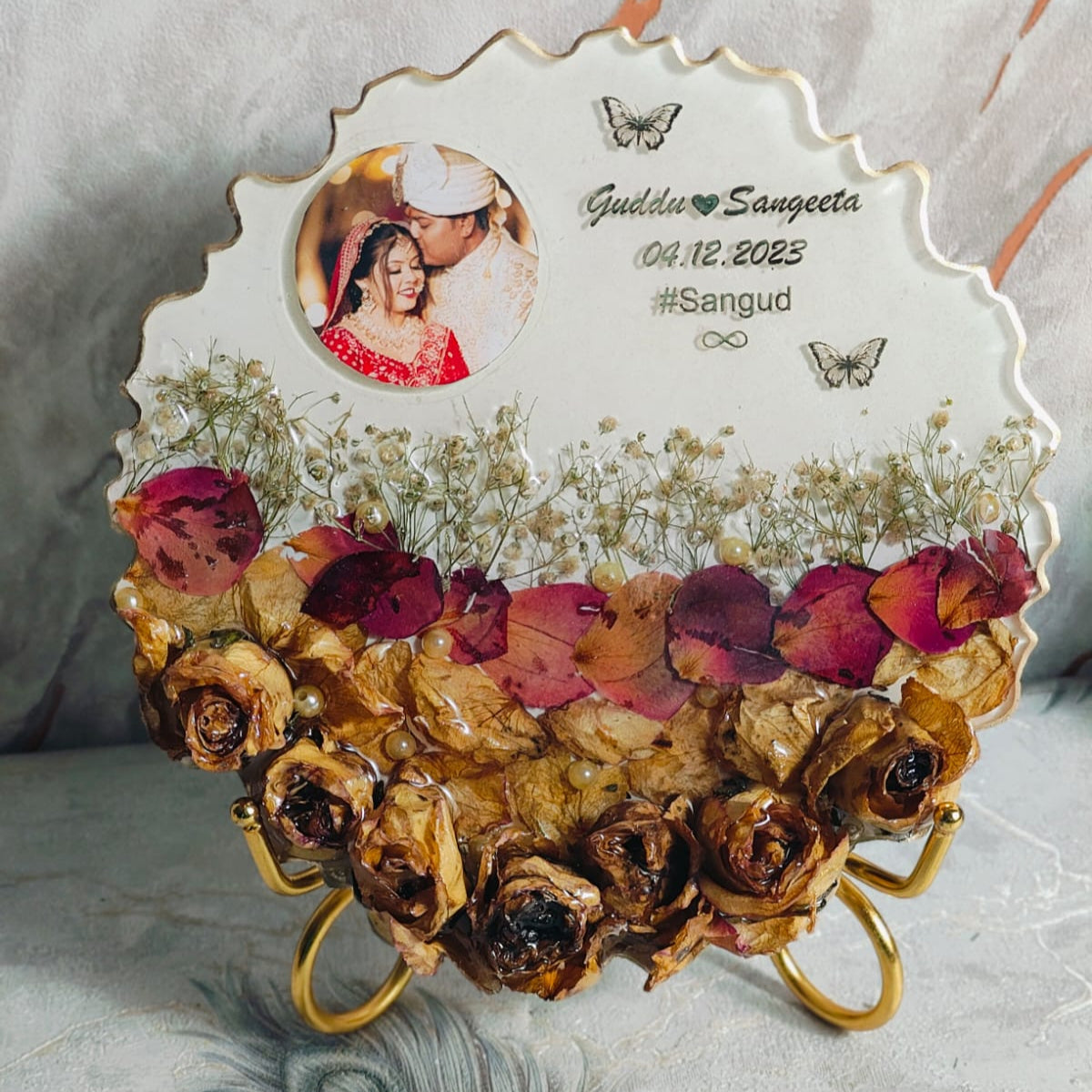 8 inch scalloped round varmala frame with zigzag edge, stand